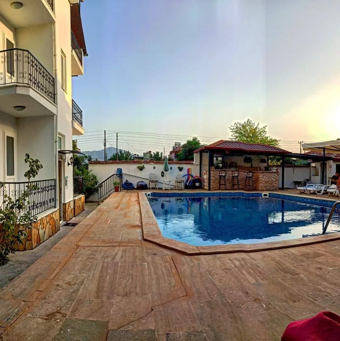 حوض السباحة