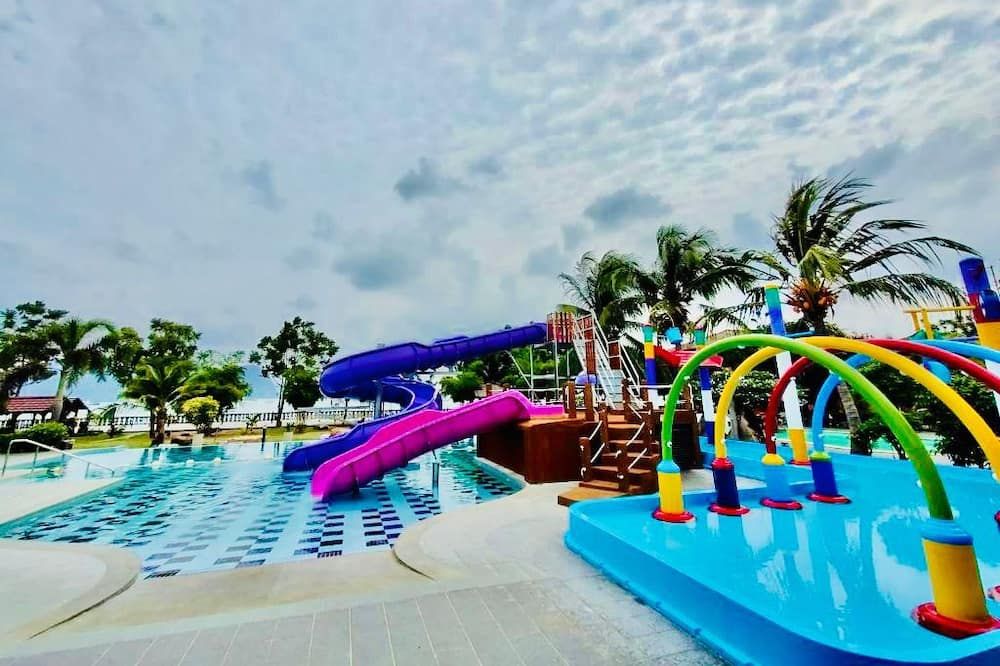 حوض السباحة