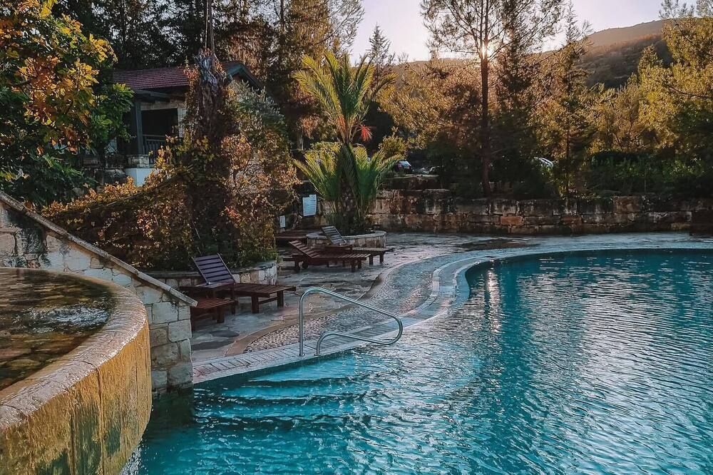 حوض السباحة