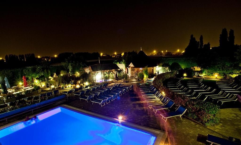 حوض السباحة