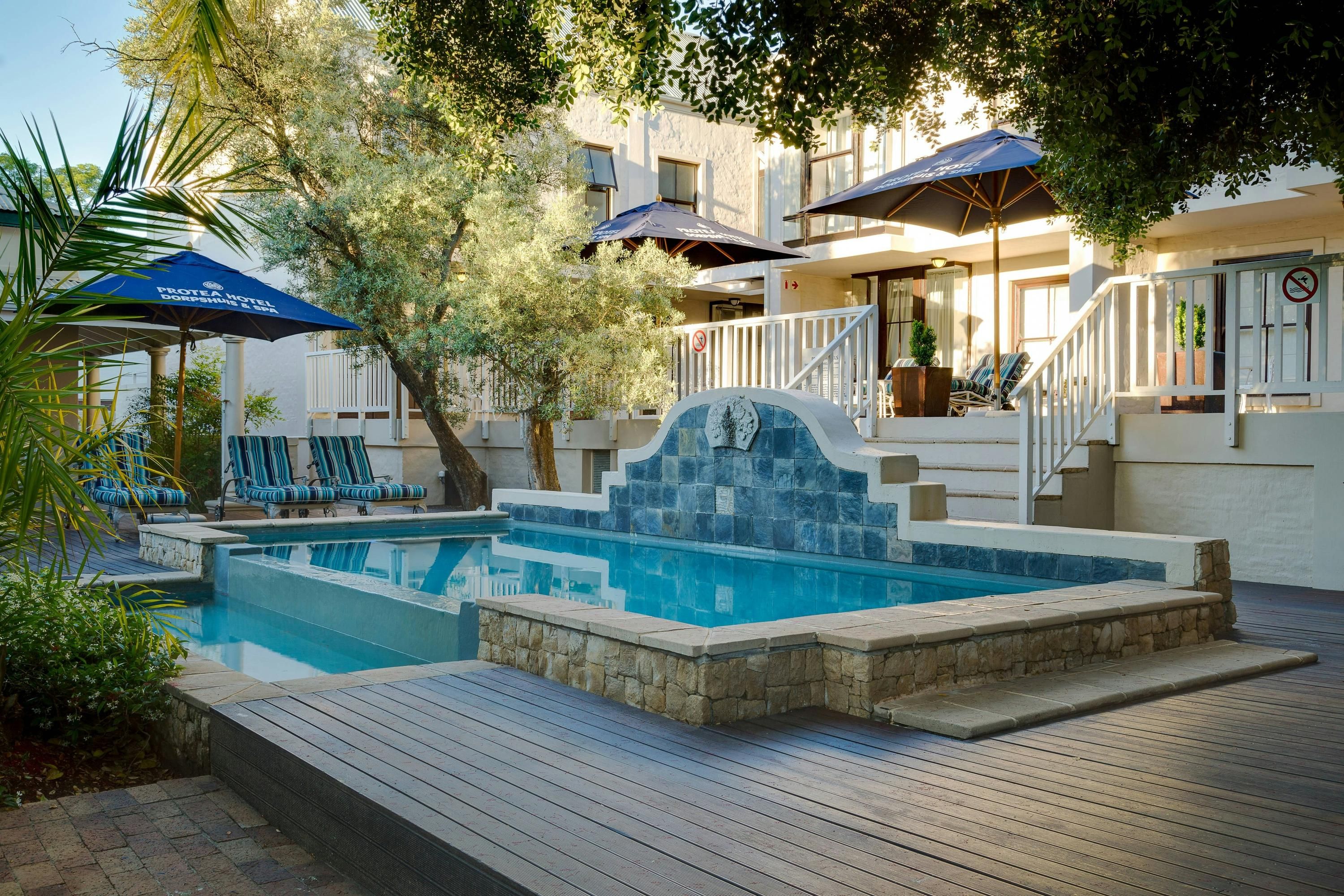 حوض السباحة