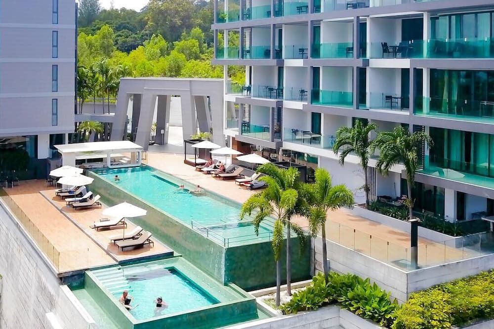 حوض السباحة