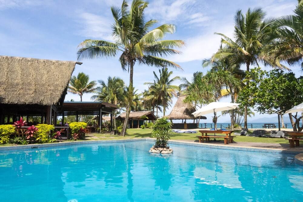 حوض السباحة