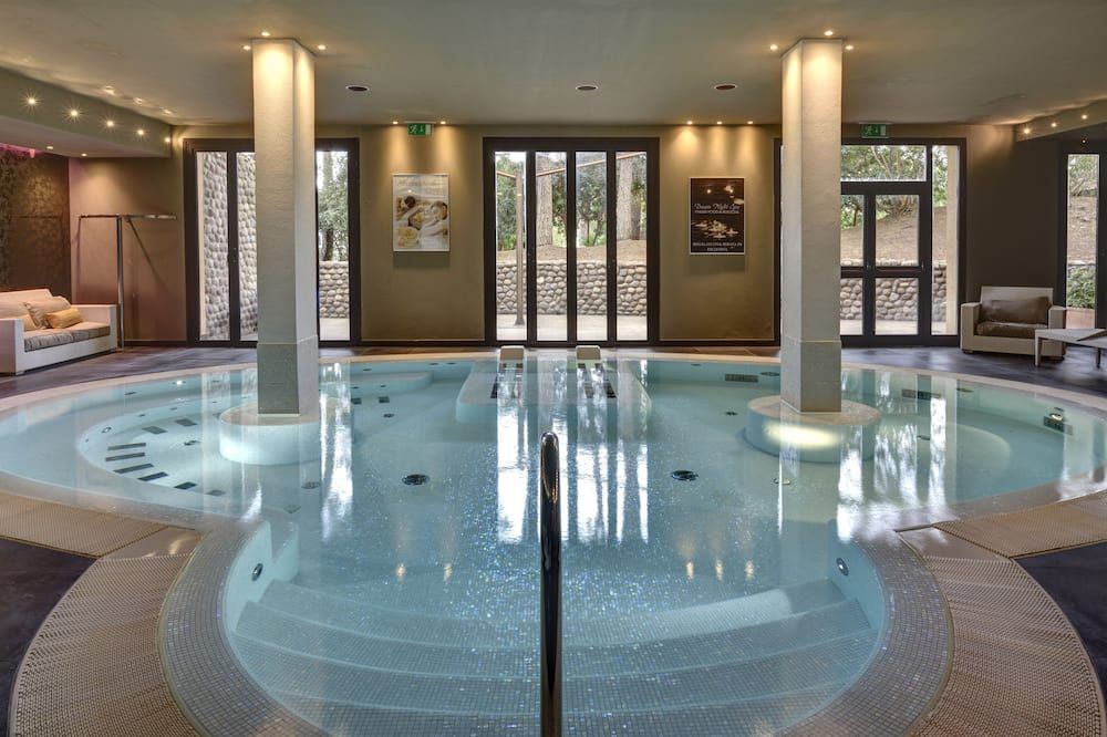 حوض السباحة