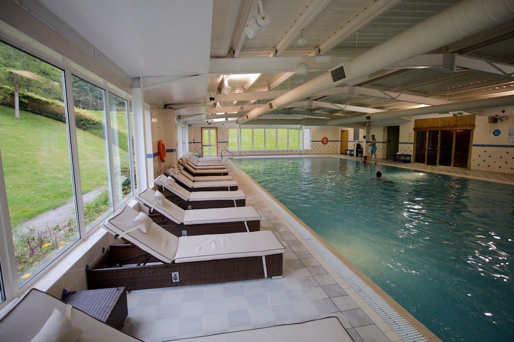 حوض السباحة