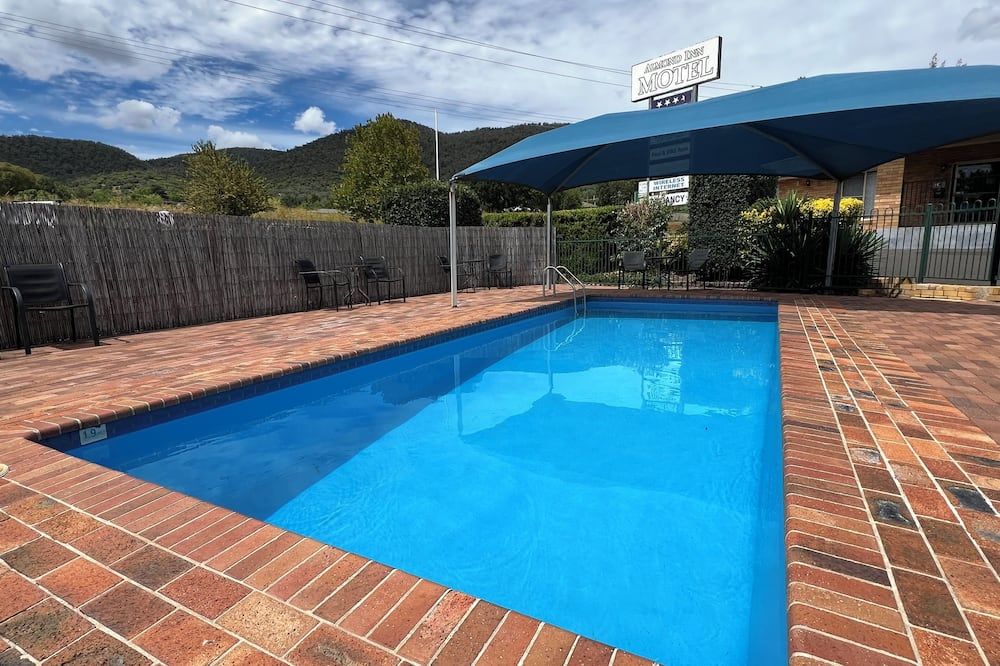 حوض السباحة