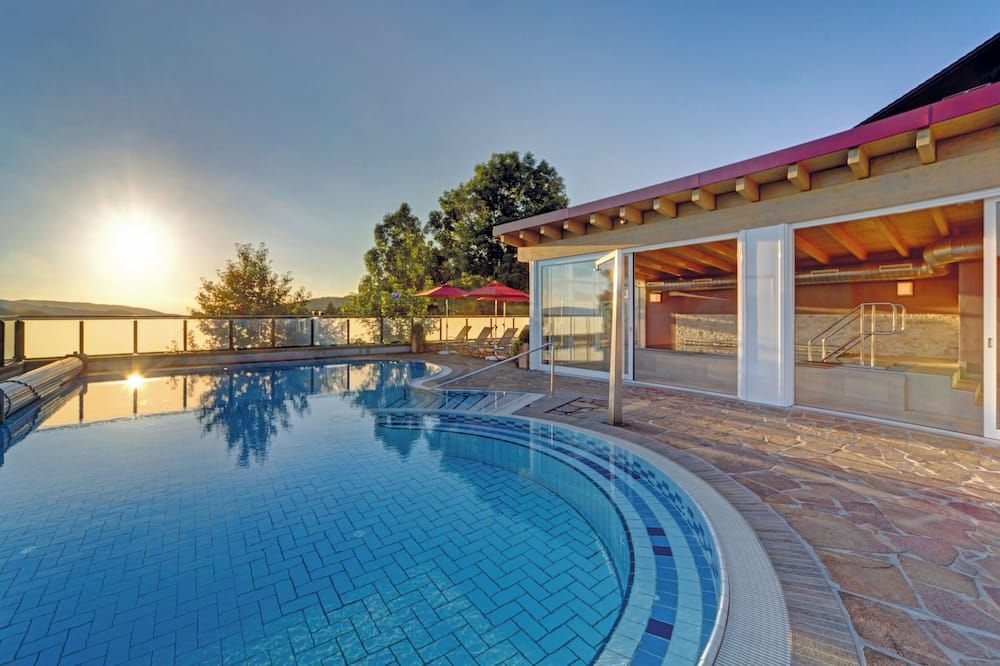 حوض السباحة