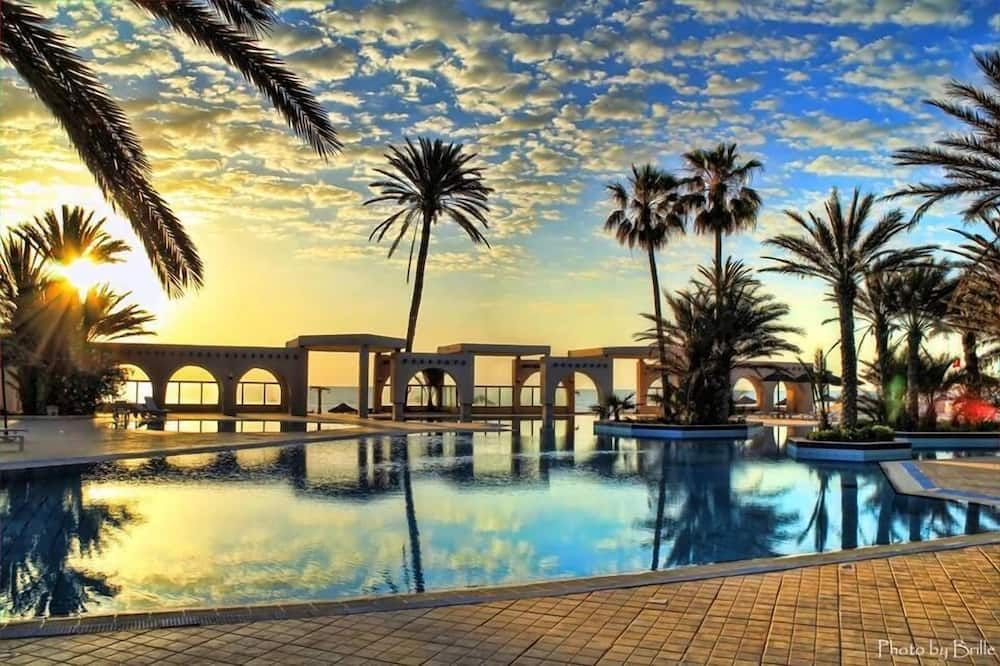 حوض السباحة