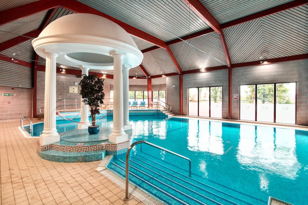 حوض السباحة