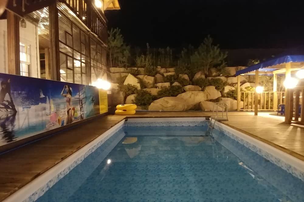 حوض السباحة