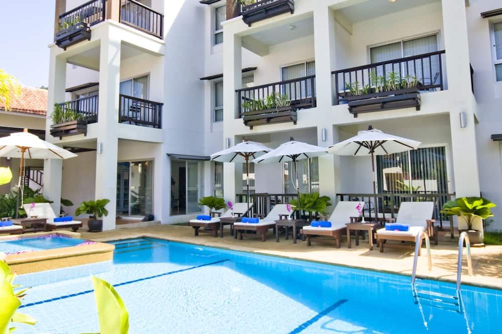 حوض السباحة