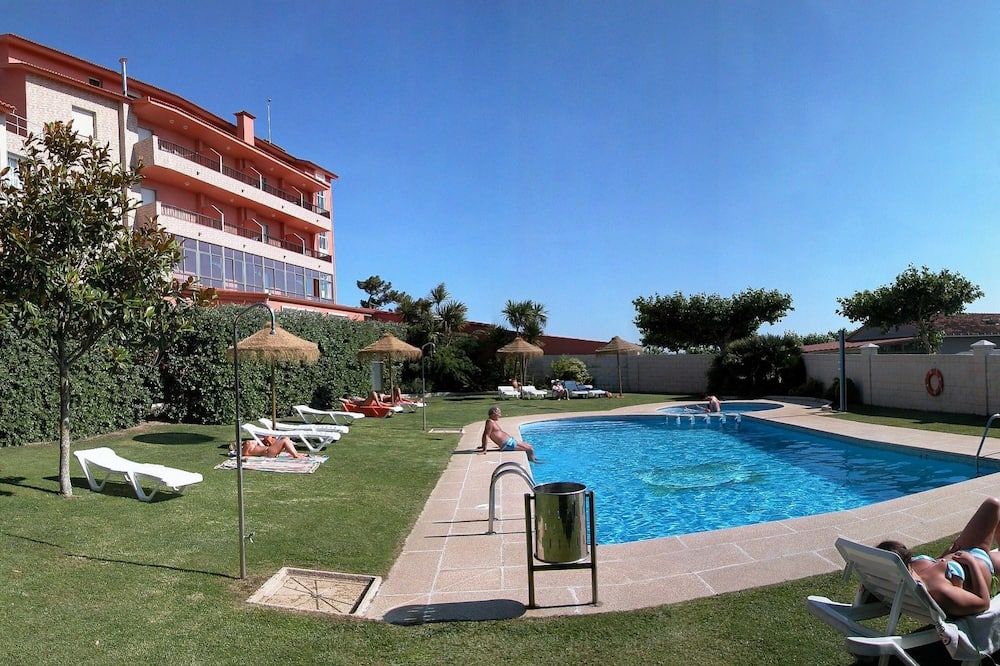 حوض السباحة