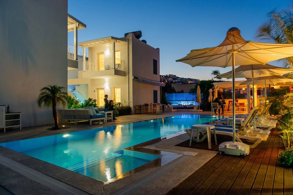 حوض السباحة