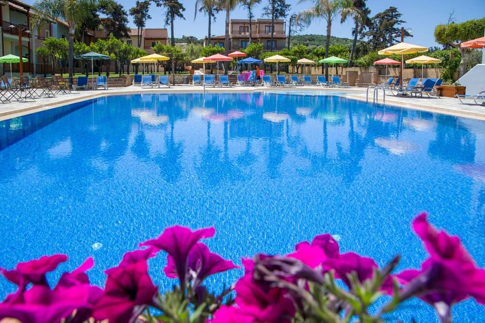 حوض السباحة