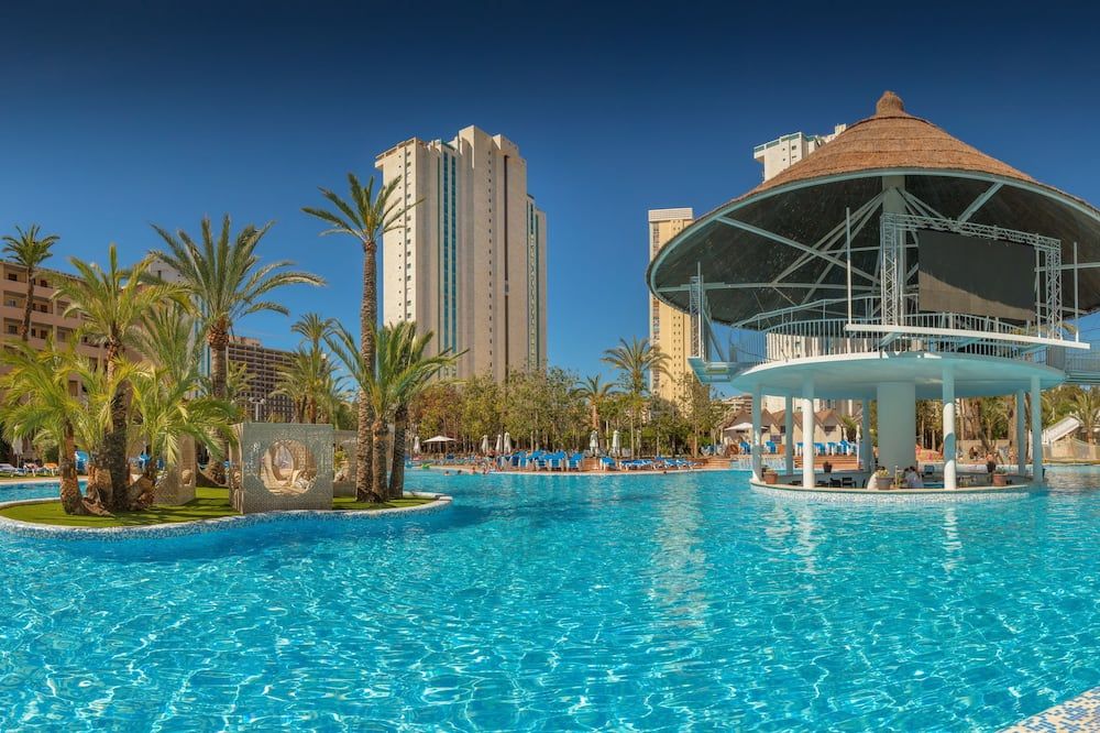 حوض السباحة