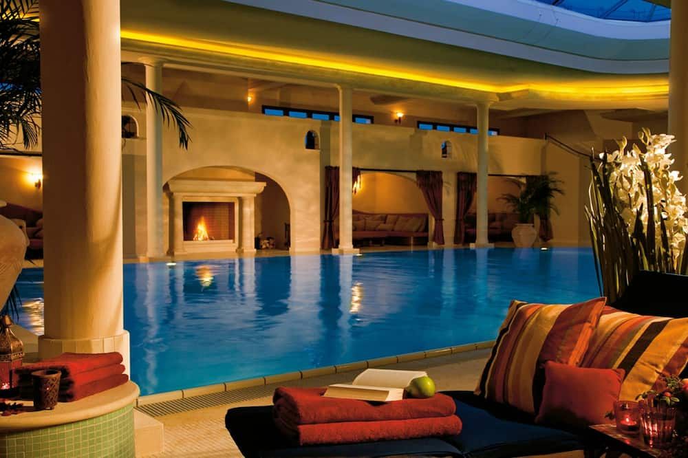 حوض السباحة