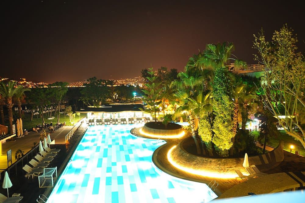 حوض السباحة