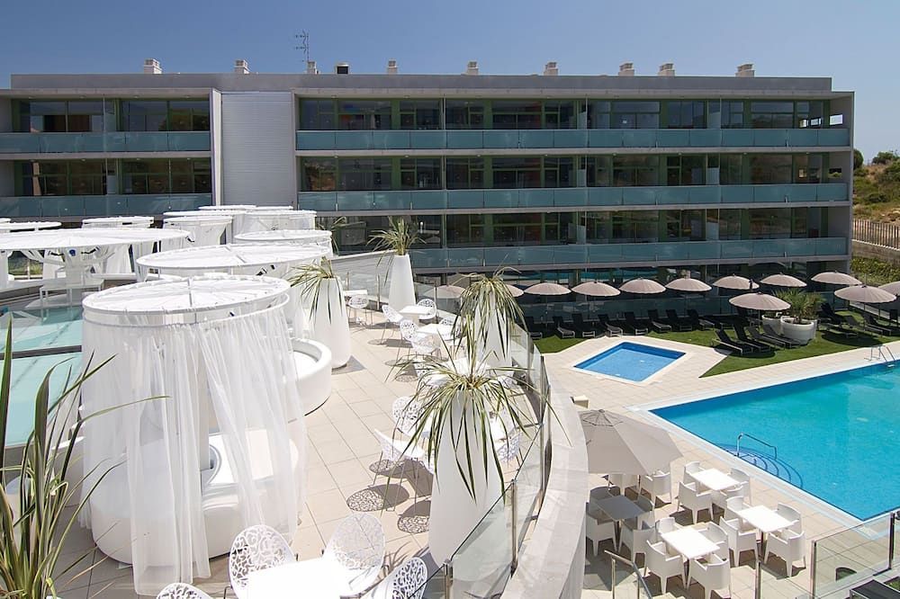 حوض السباحة