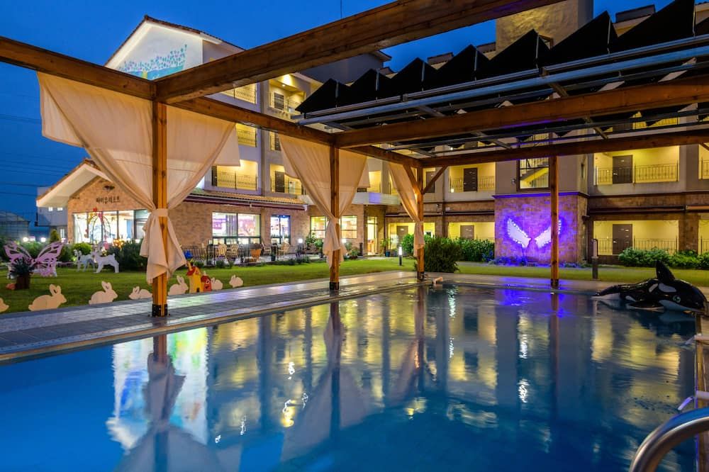 حوض السباحة