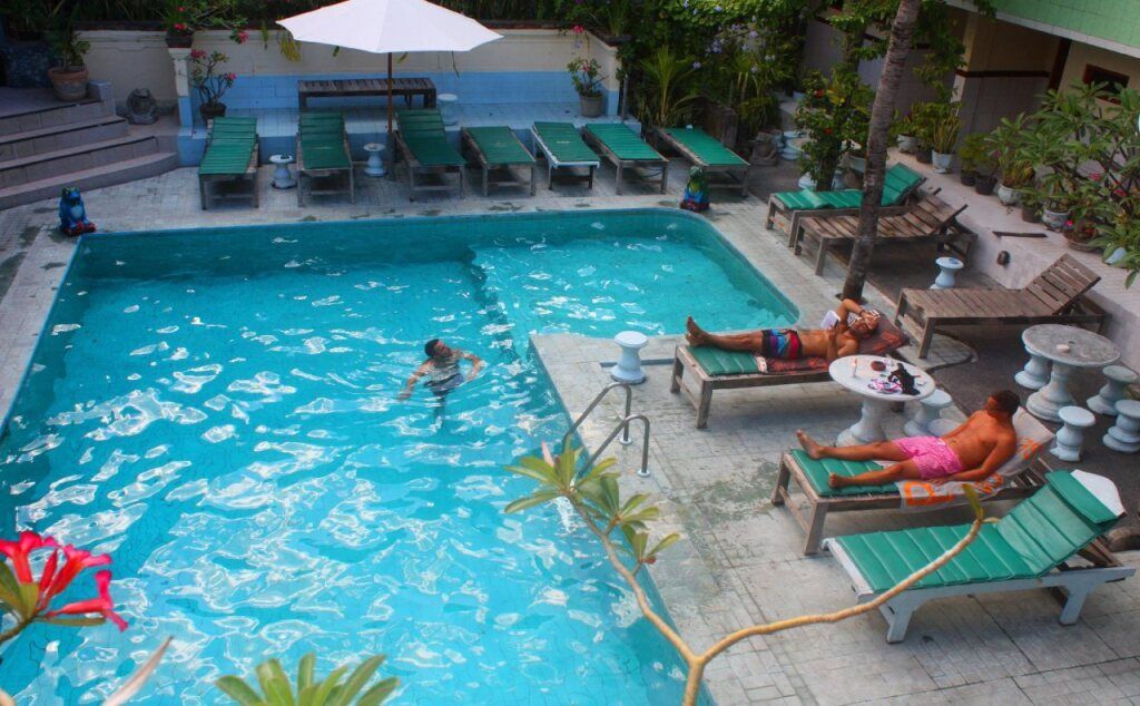 حوض السباحة