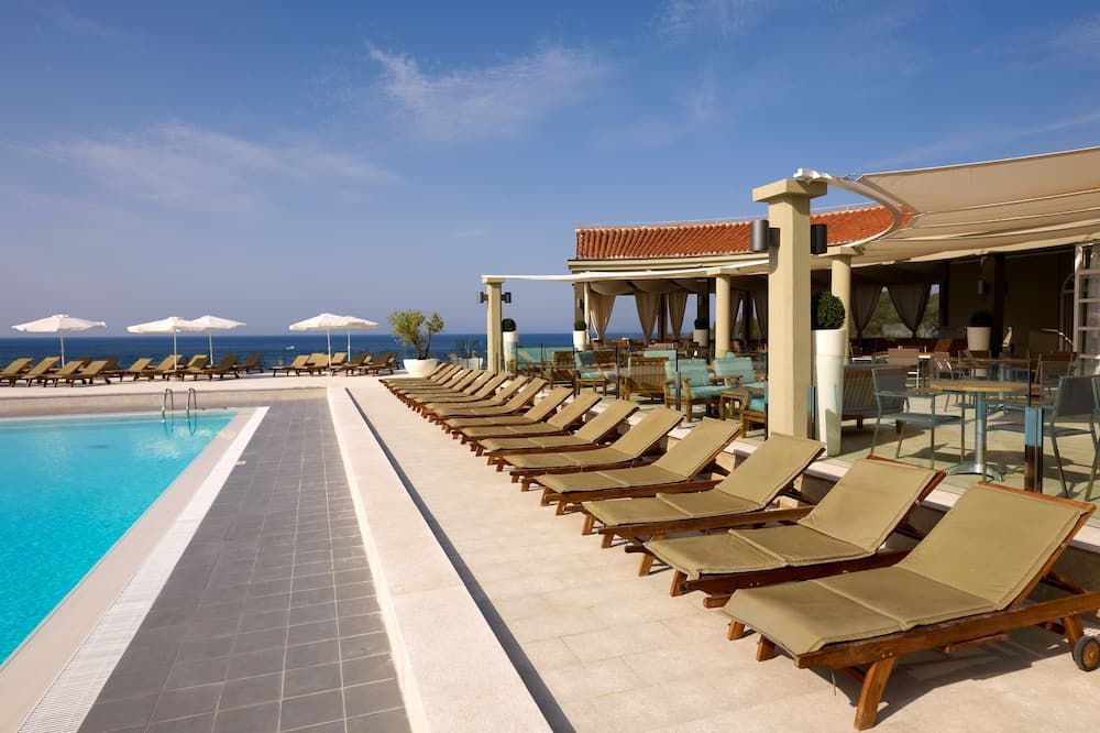 حوض السباحة