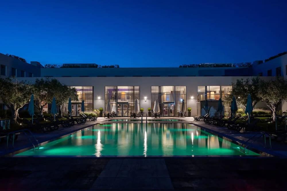 حوض السباحة