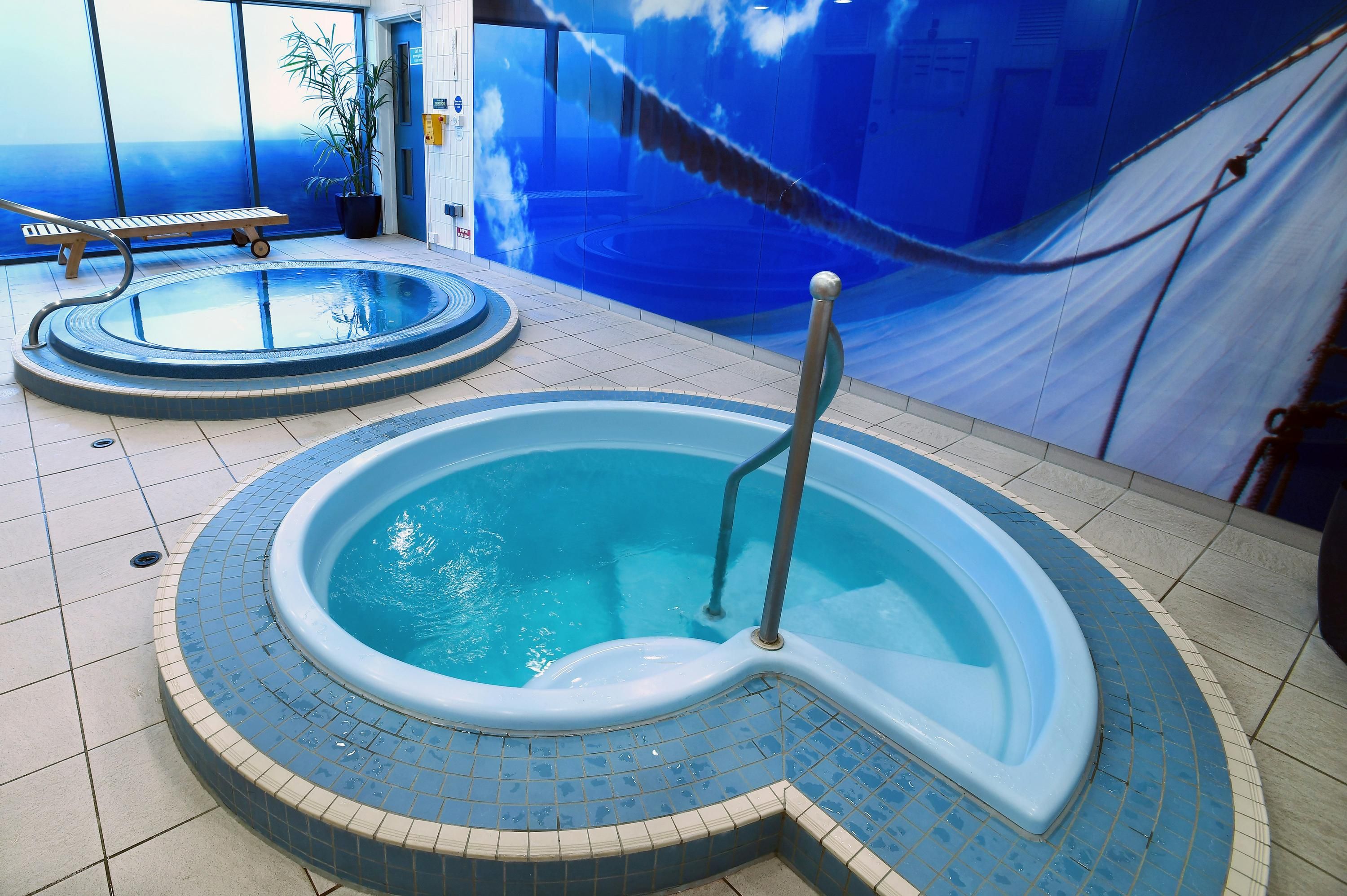 حوض السباحة