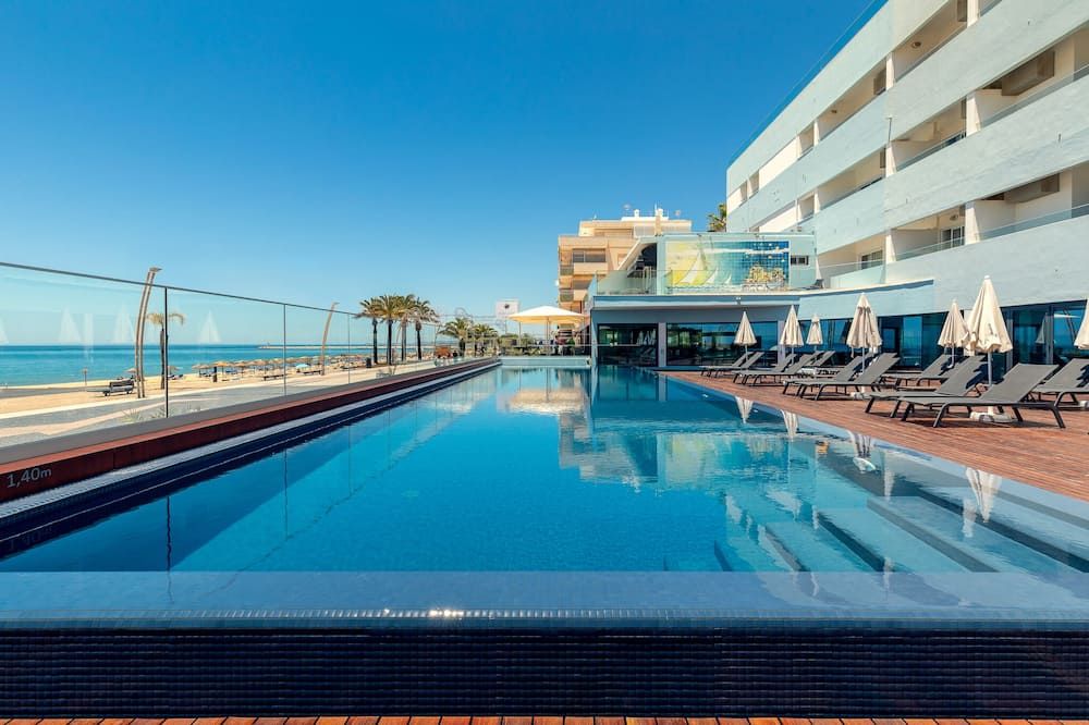 حوض السباحة