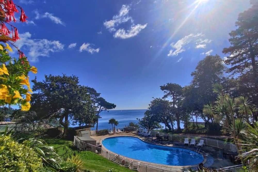 حوض السباحة صورة