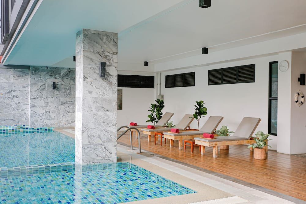 حوض السباحة