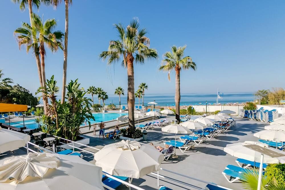 حوض السباحة