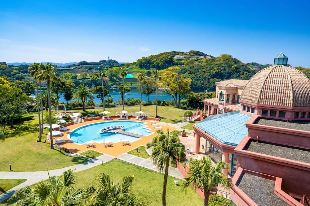 حوض السباحة