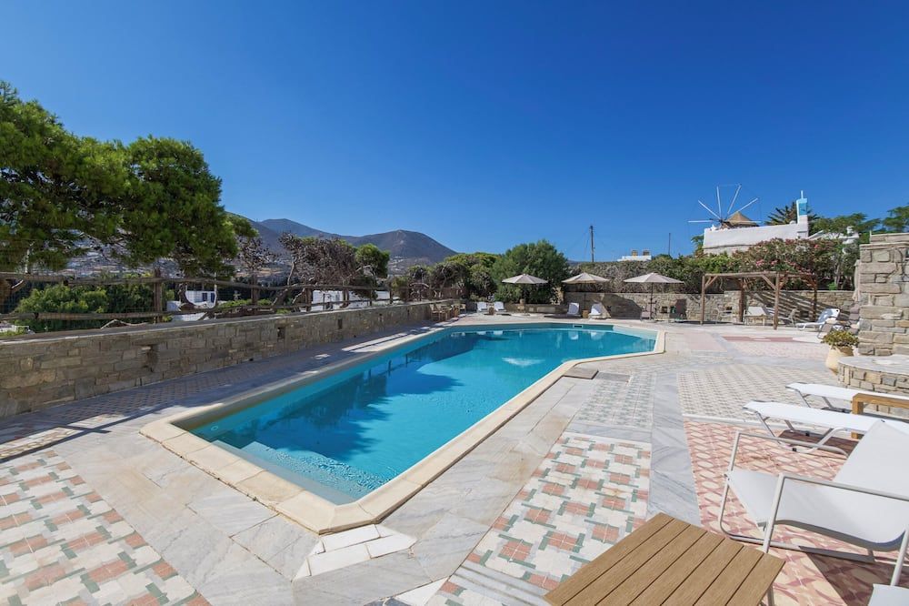 حوض السباحة