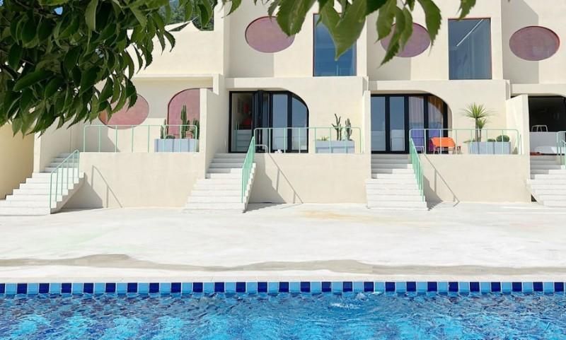 حوض السباحة