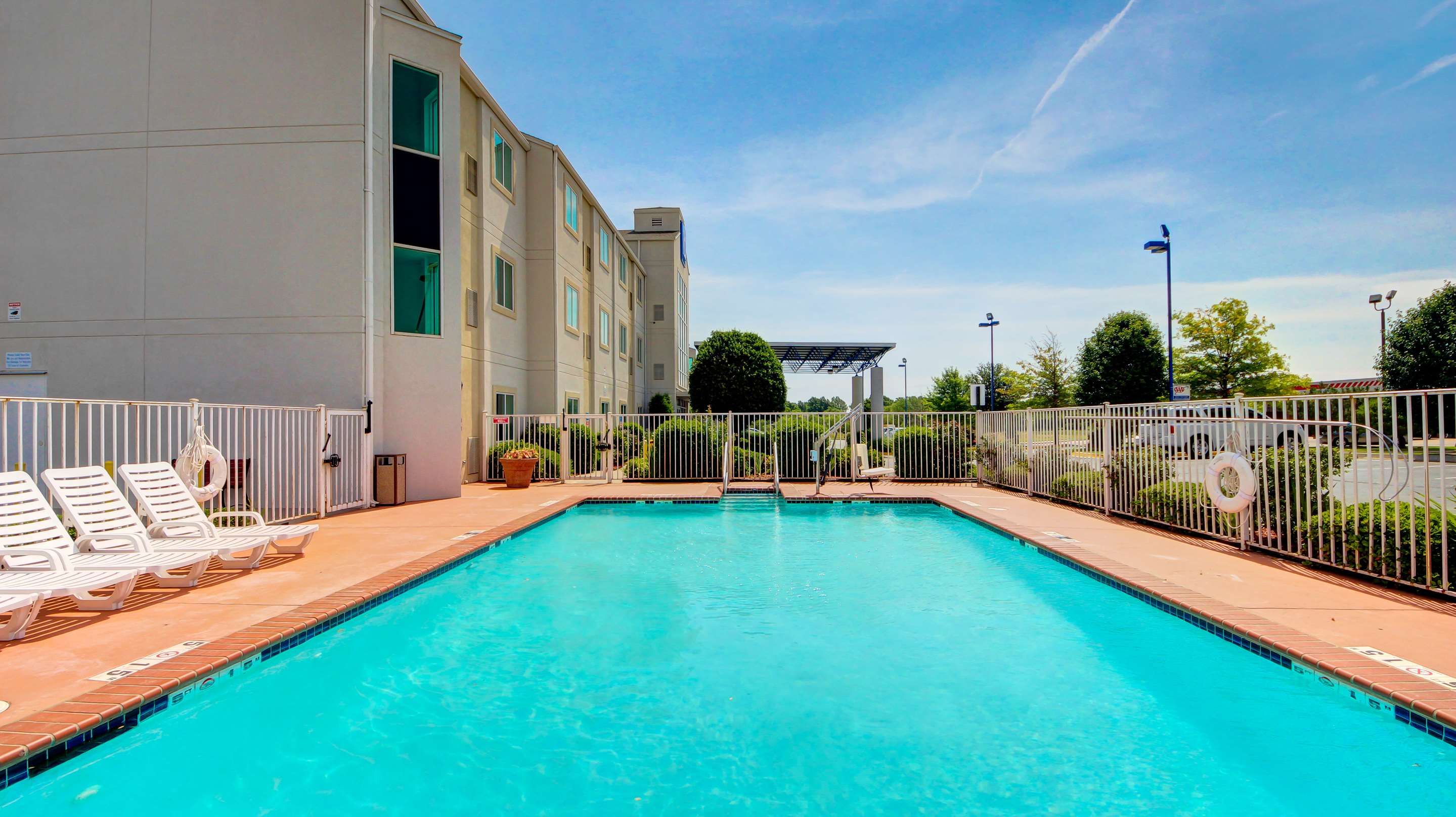 حوض السباحة