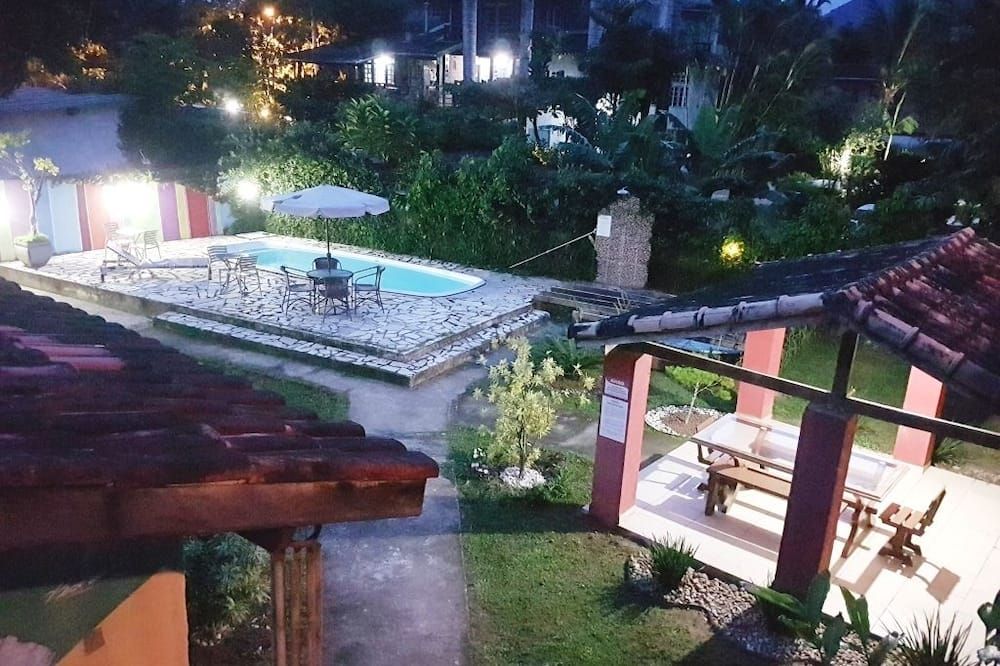 حوض السباحة