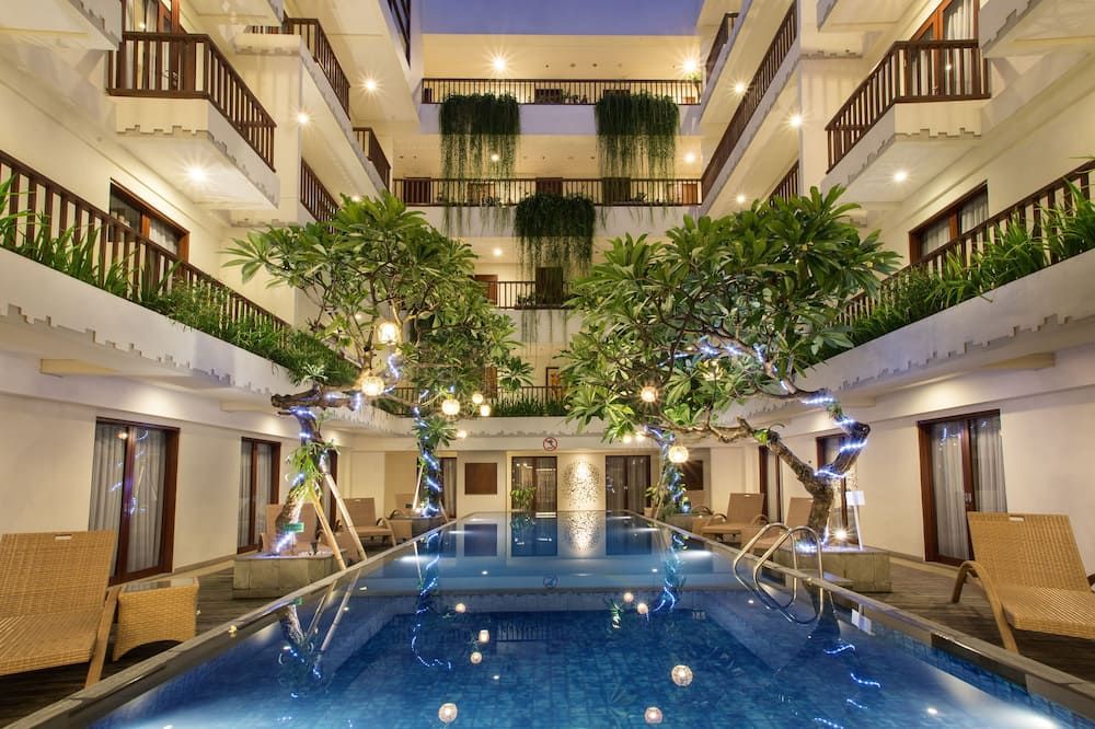 حوض السباحة