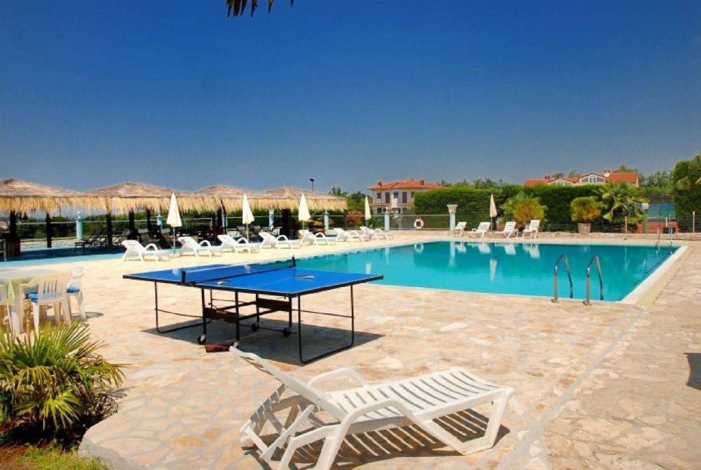 حوض السباحة