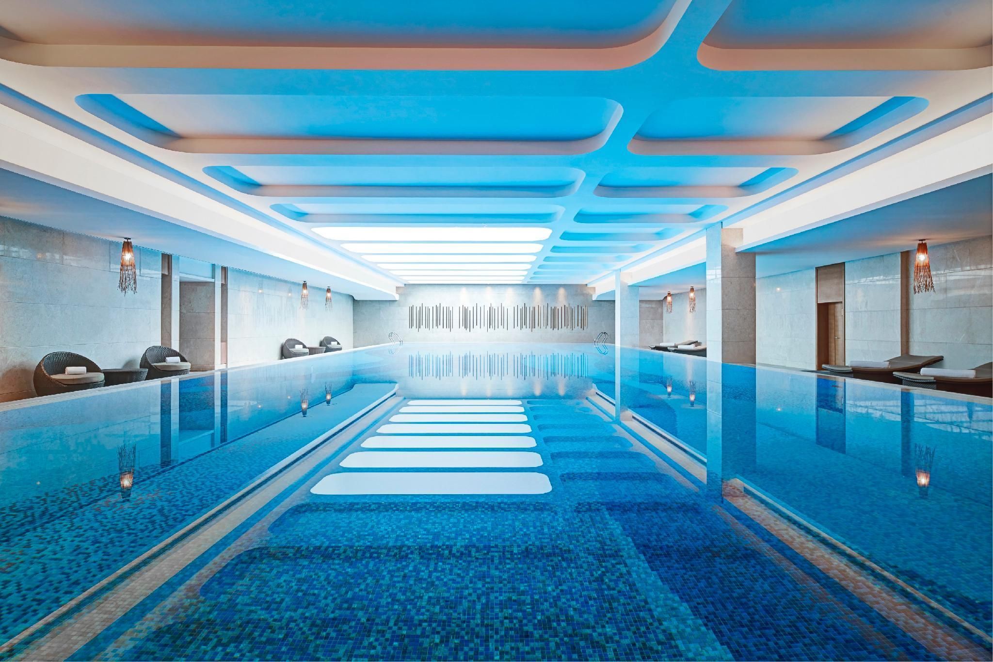 حوض السباحة