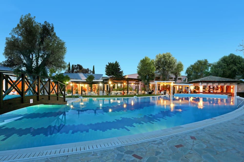 حوض السباحة