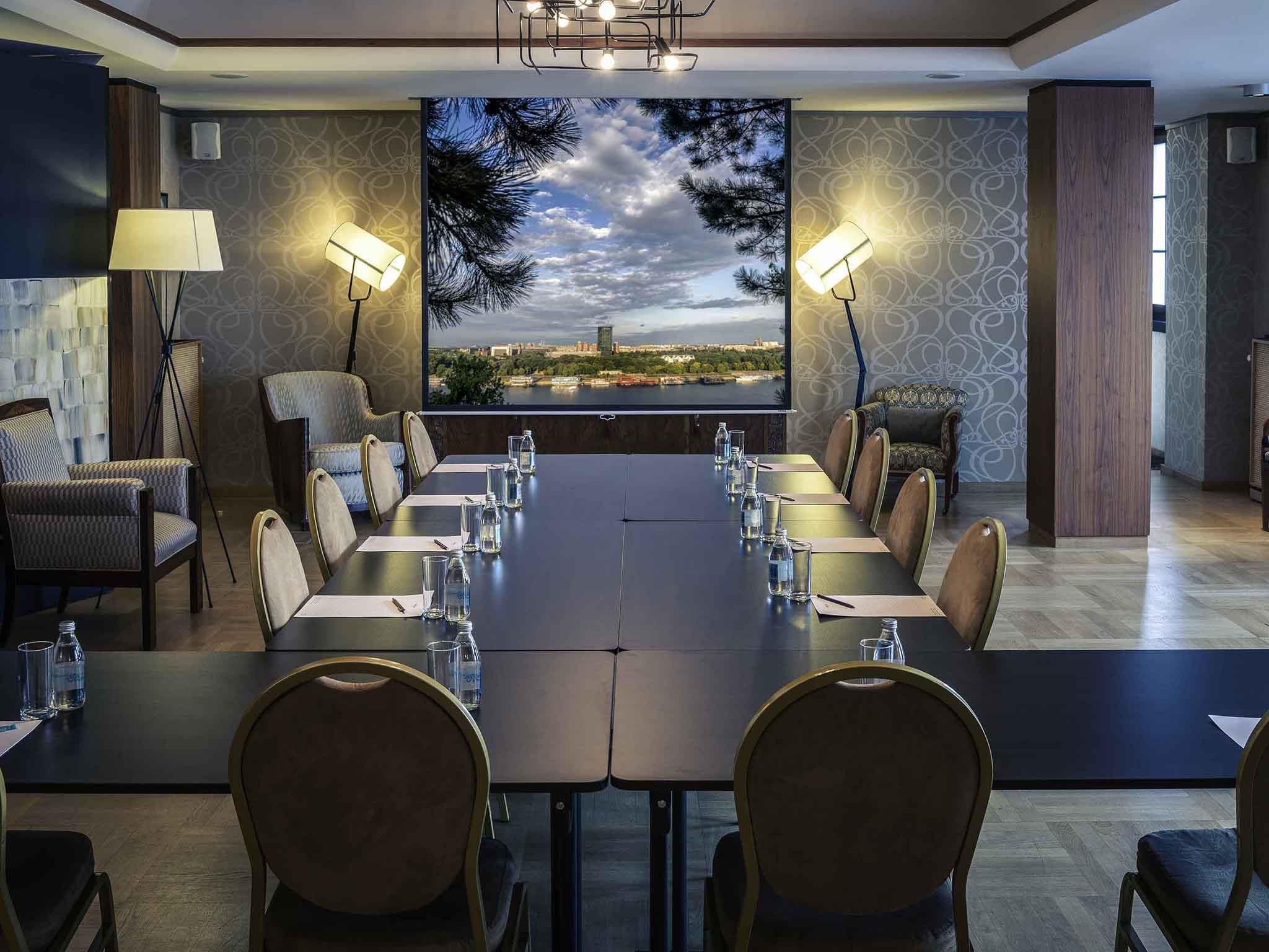 غرفة الاجتماعات