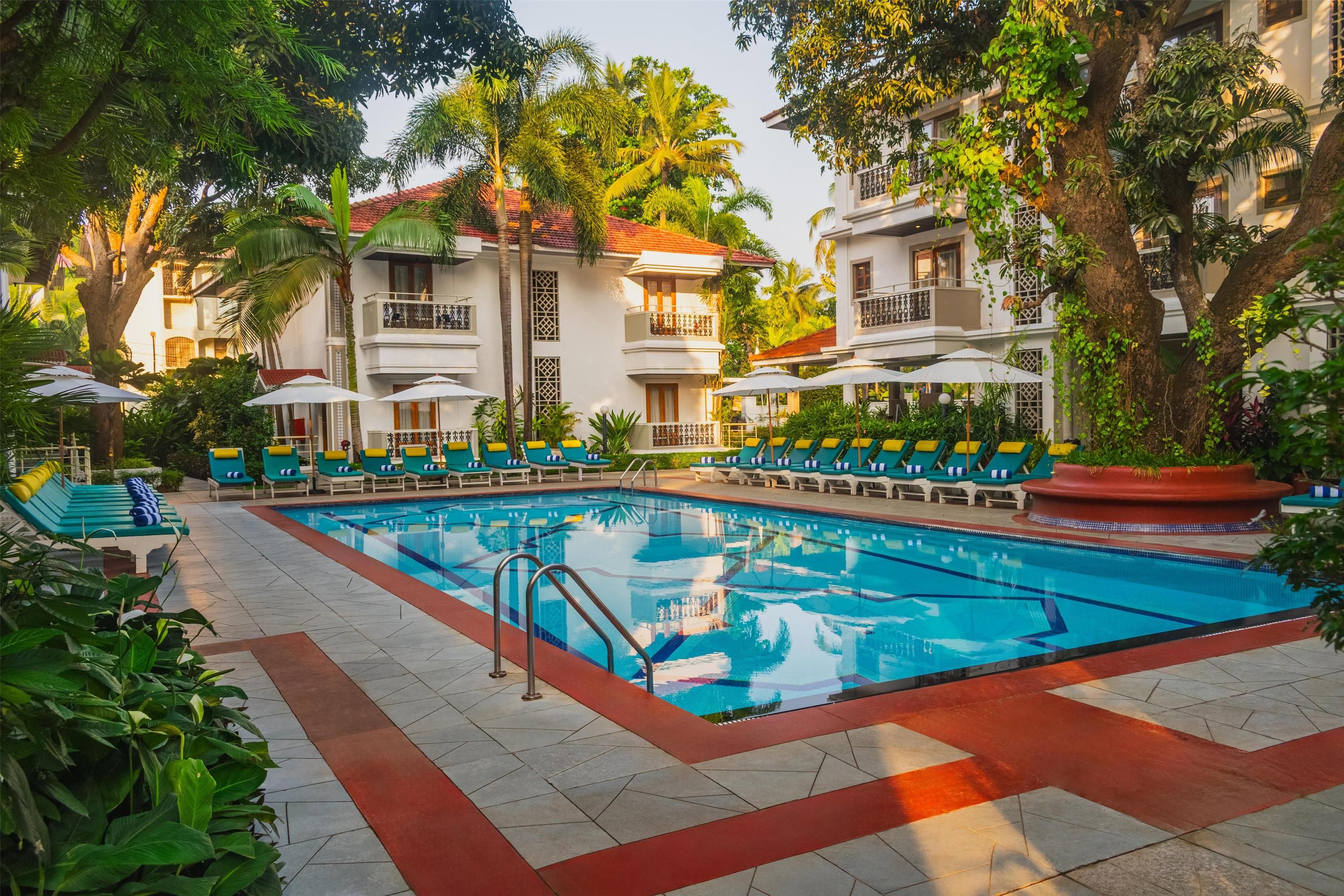 حوض السباحة