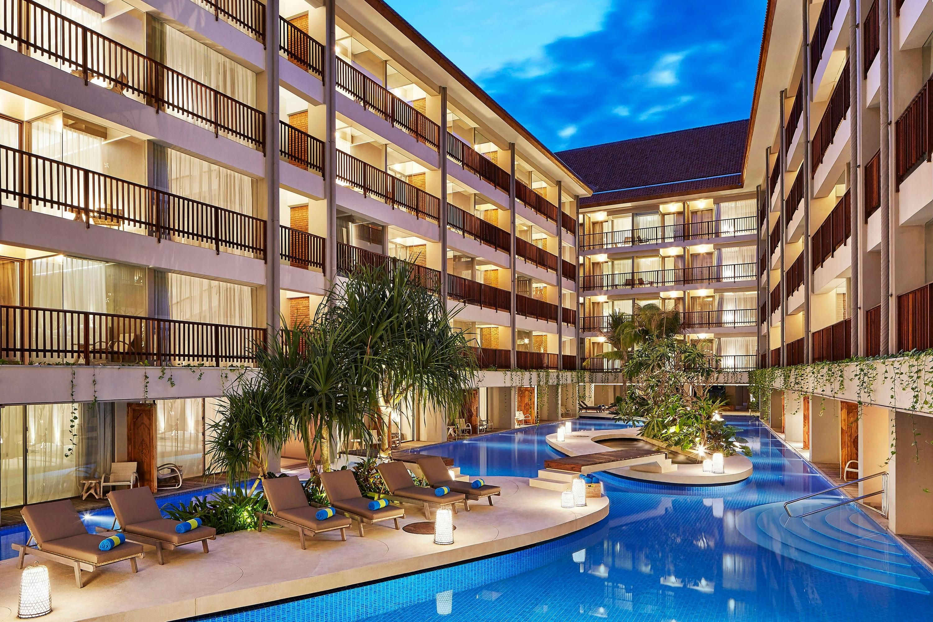 حوض السباحة