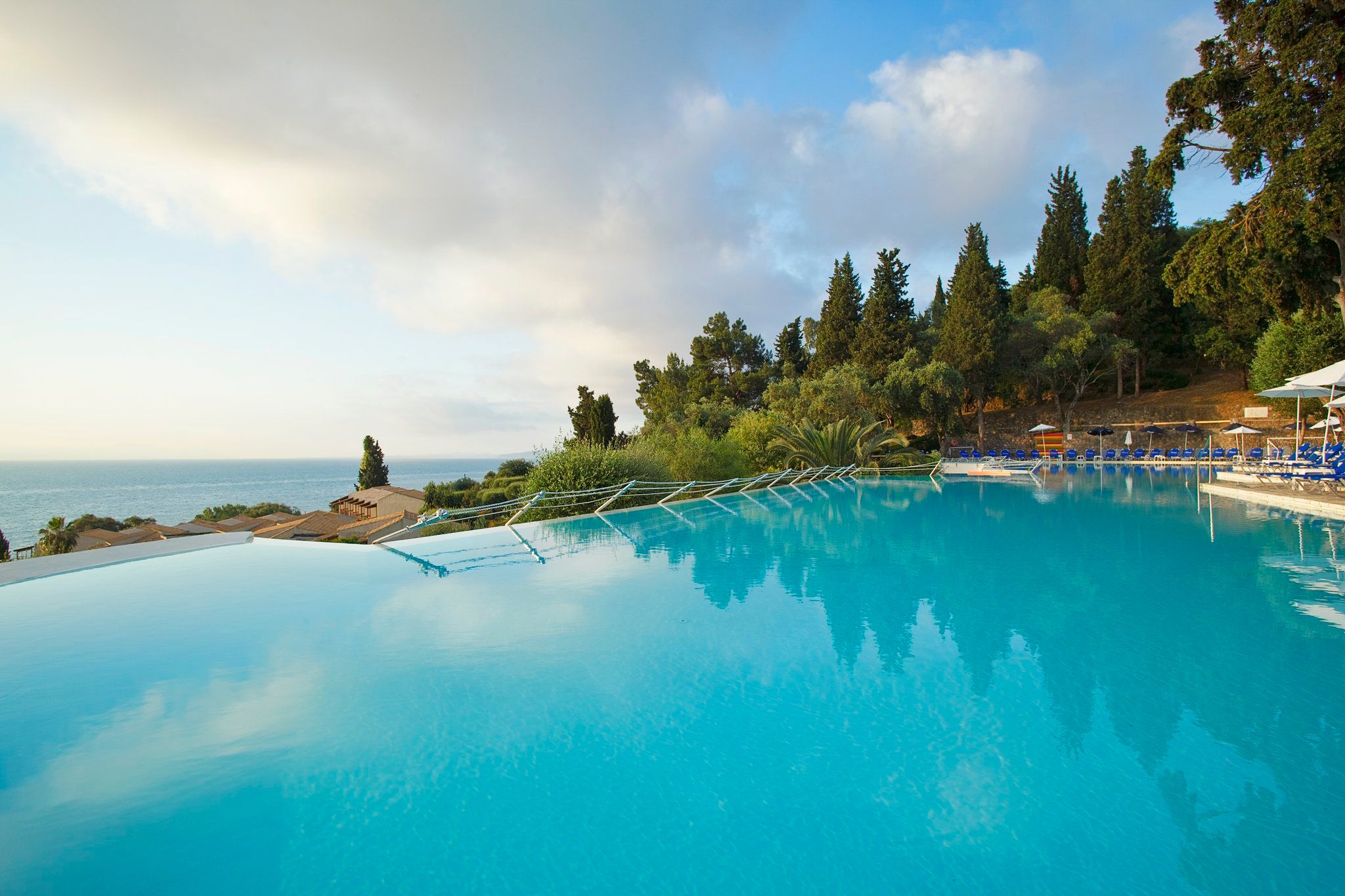 حوض السباحة