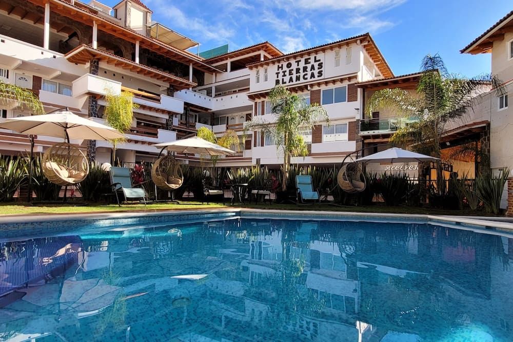 حوض السباحة