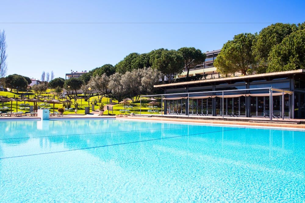 حوض السباحة