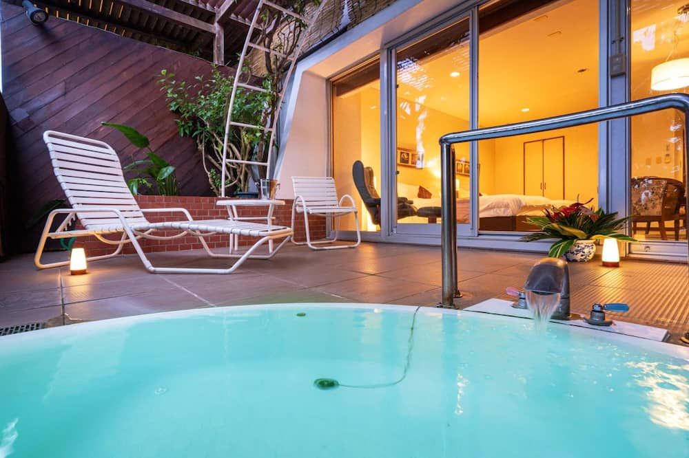 حوض السباحة