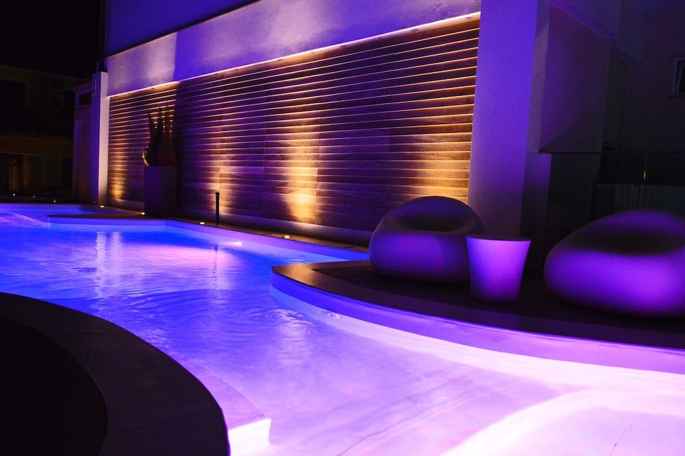 حوض السباحة