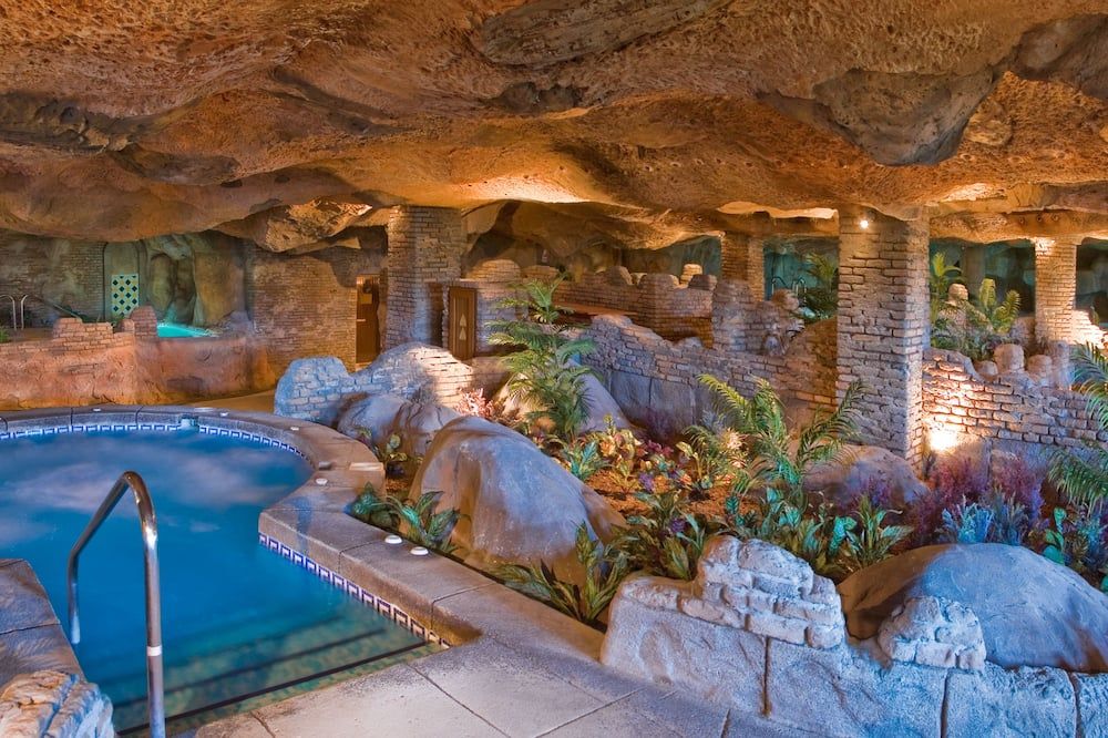 حوض السباحة