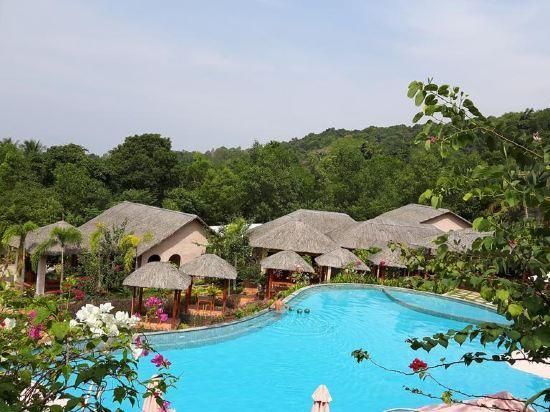 حوض السباحة